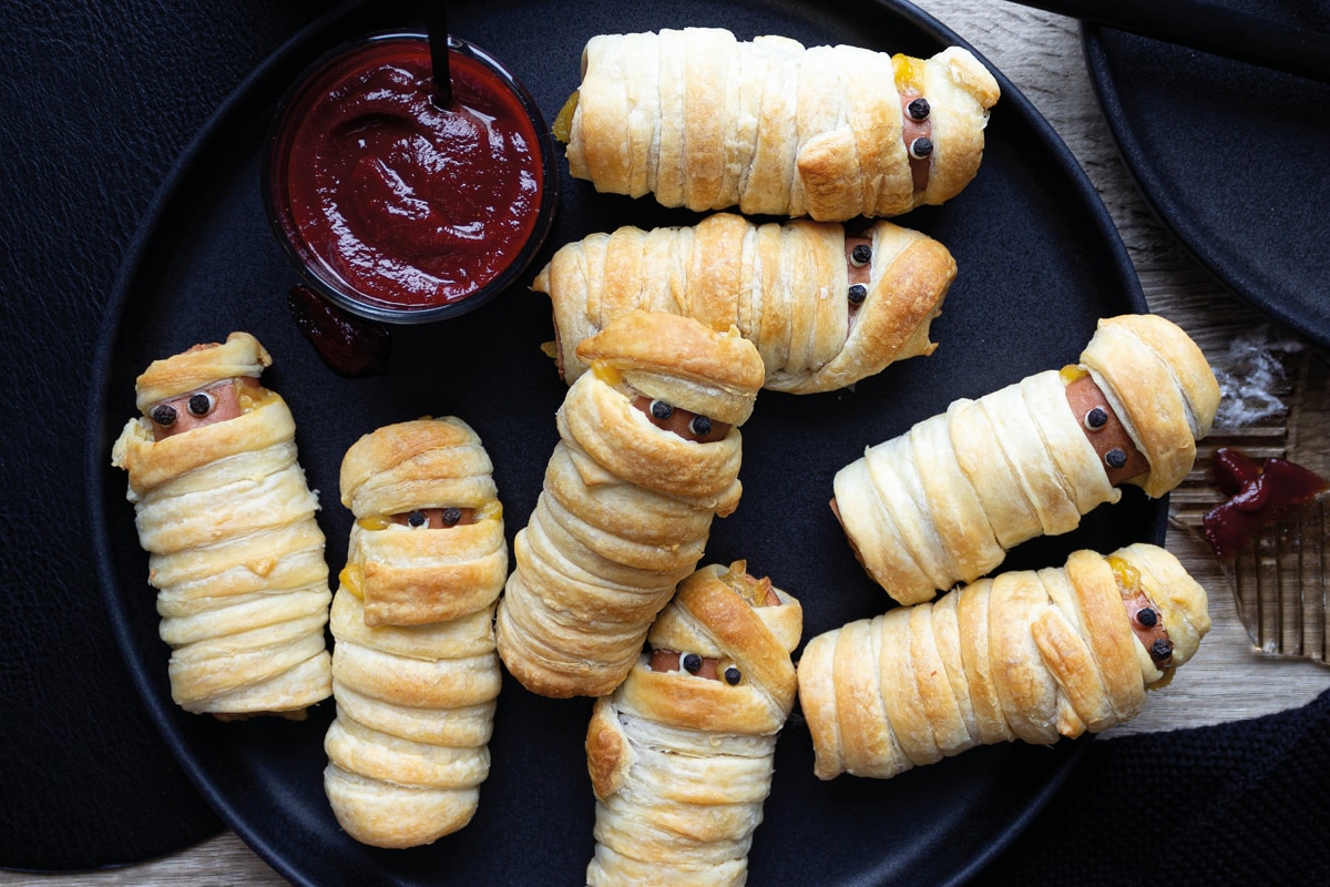 Vegane “Käse”-Knacker-Mumien mit hausgemachter BBQ-Sauce