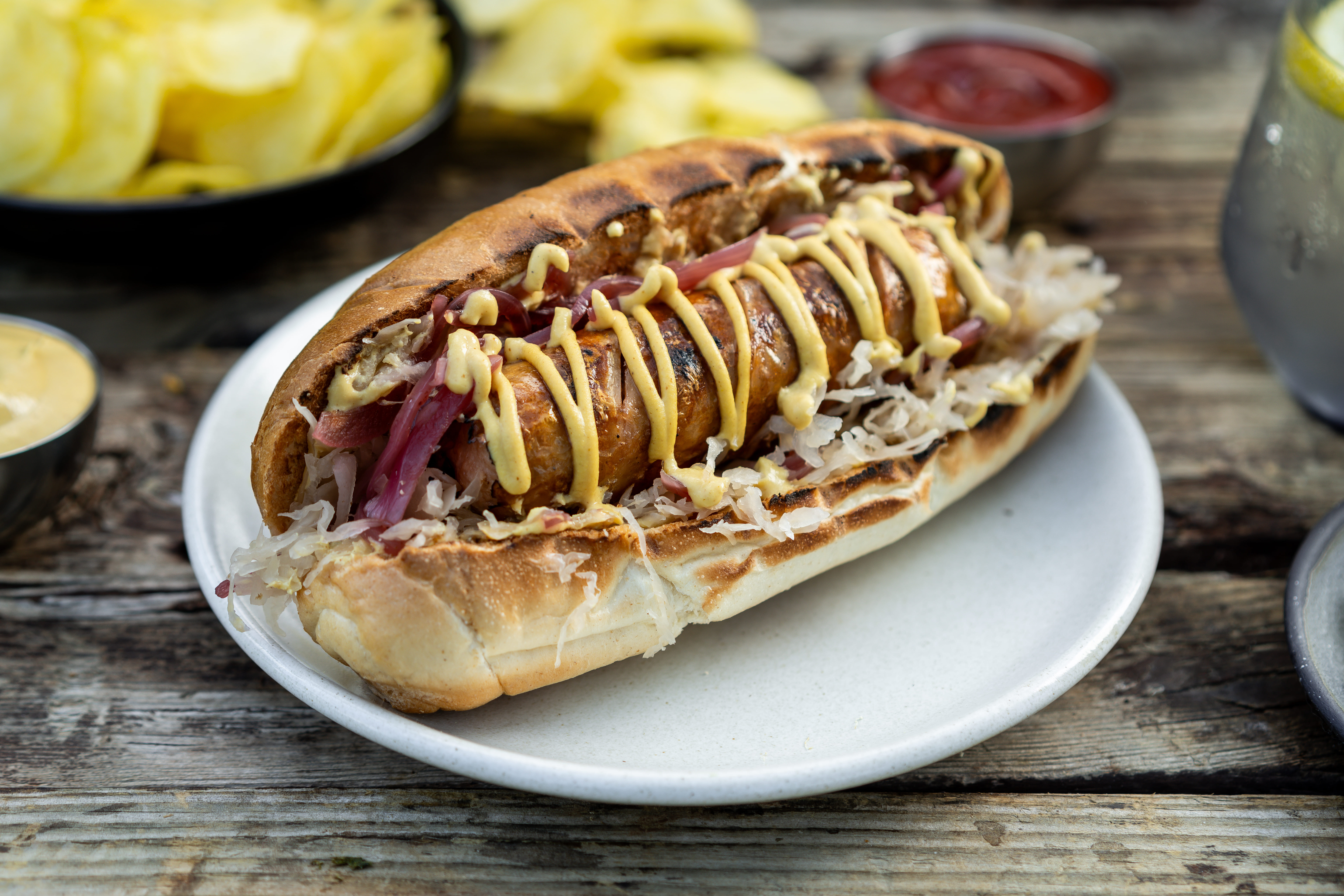 Gegrillte vegane Bratwurst im Hotdog-Brötchen