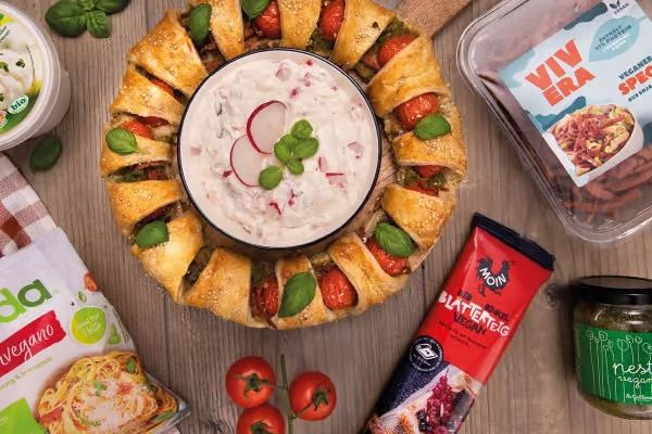 Veganer Blätterteigkranz für Ostern mit Dip